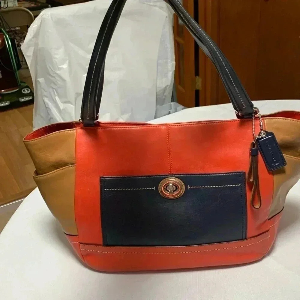 COACH Bag/Purse. Some signs of wear but an over all great piece.